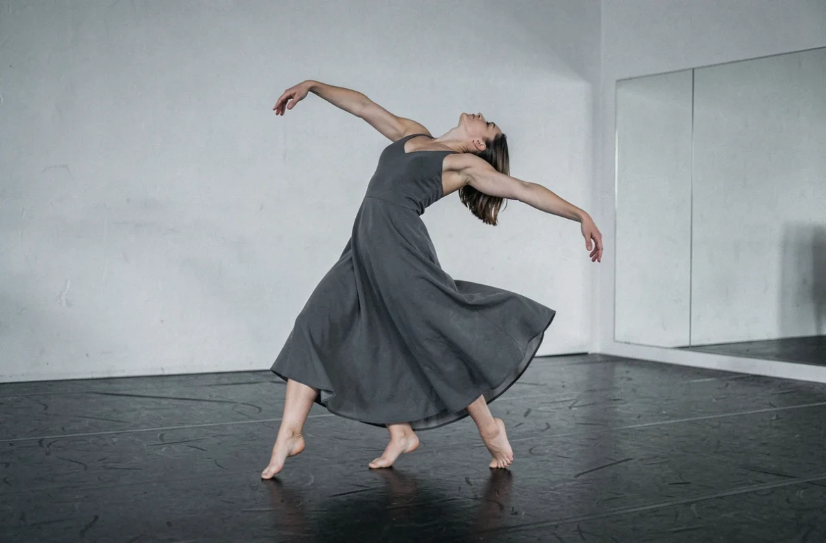 Danseuse contemporaine en mouvement expressif dans une salle du Centre de Danse Céline Grolet à Lille