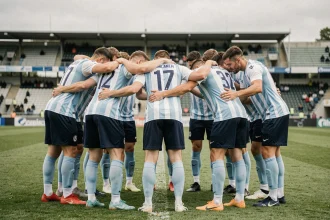 Joueurs de l'équipe nationale argentine en huddle tactique lors d'un entraînement sur le terrain