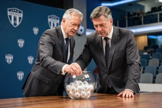 Officiel de la Fédération Française de Football tirant une boule numérotée lors du tirage au sort télévisé de la Coupe de France en demi-finale